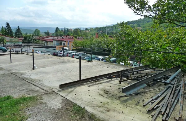 Stanovalci Oljčne poti v Olmu so na lastno pest odstranili 
kovinske montažne konstrukcije nadstrešnic, ki so jih zgradili 
na občinski zemlji. Če tega ne bi storili sami, bi jim občina 
zaračunala stroške rušenja. 