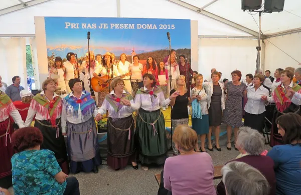 Jubilejno prireditev Pri nas je pesem doma so   zaključile vse 
skupine skupaj s poslušalci, ki jih je povedla Marjetka 
Popovska.