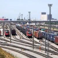  V Luki Koper menijo, da so nekateri avtorji študije iz OECD v konfliktu interesov, saj so svetovalci v pristaniščih Hamburg ali 
Rotterdam, logisti tamkajšnjih pristanišč pa se že dolgo zanimajo za nakup Luke Koper (na fotografiji pogled na pristanišče 
z železniške postaje Srmin). Eden od avtorjev študije, dr. Jürgen Sorgenfrei denimo, je bil svetovalec za marketing v 
pristanišču Hamburg, zaposlen pa je bil tudi pri tamkajšnjem terminalistu HHLA. 

