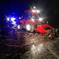 Malo pred 21. uro se je na regionalno cesto med vasjo 
Srpenica in Žago vsul zemeljski plaz. 