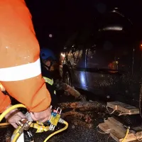 Zaradi plazu na cesti med Srpenico in Žago je nasedlo 
osebno vozilo. 