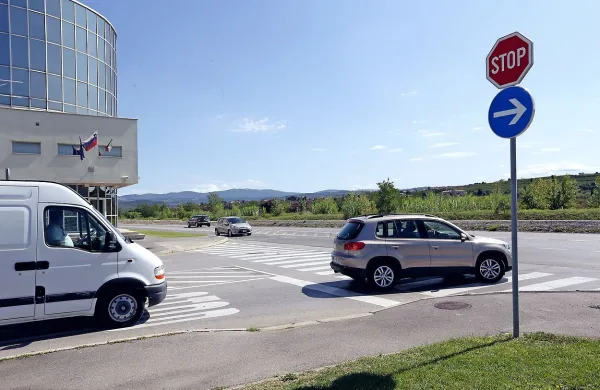 Pri koprskih zaporih je po novem prepovedano zavijanje v 
levo iz smeri nakupovalnega središča na Ankaransko cesto. 