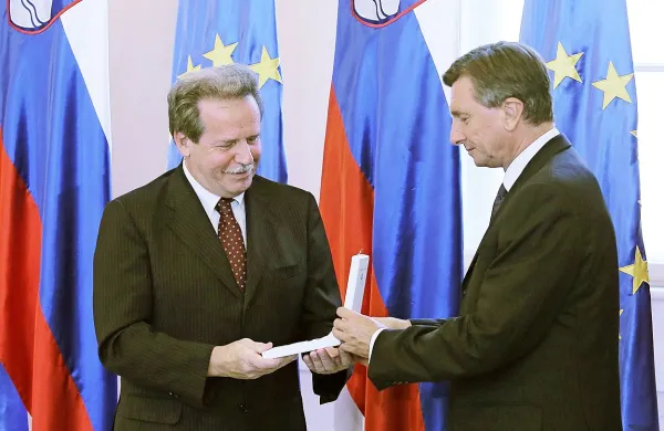 Odgovorni urednik Primorskega Dnevnika Dušan Udovič je 
ob prejemu odlikovanja poudaril pomen časnika za Slovence 
v Italiji, ki tako dnevno dobijo tiskano slovensko besedo. 
Opozoril pa je tudi na težak finančni položaj časopisa.