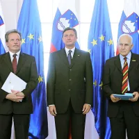 Ob državnem prazniku vrnitve Primorske k matični domovini 
je predsednik republike Borut Pahor danes Primorski dnevnik 
s srebrnim redom za zasluge odlikoval za ohranjanje nacionalne pripadnosti Slovencev v Italiji. Red za zasluge pa je 
zaradi povezovanja matične, zamejske in zdomske Slovenije 
prejelo Društvo slovenskih izobražencev.