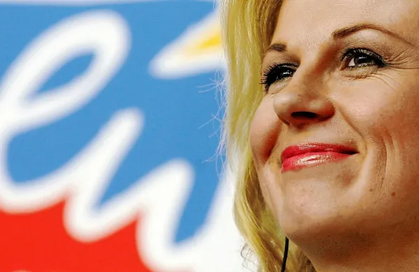 Hrvaško predsednico Kolindo Grabar-Kitarović so med obiskom v Buzetu  v tamkajšnji pivovarni presenetili s pivom 
znamke Kolinda.