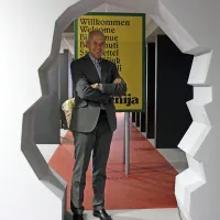 “Gre za simbolični prikaz tektonskih zgodovinskih prelomnic  
v svetu in Jugoslaviji, ki so pripeljale do procesa demokratizacije in osamosvajanja Slovenije,” o sceni podirajočega se zidu na razstavi pravi Janko Boštjančič.  