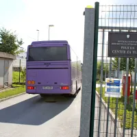 Včeraj popoldne so skupino štirinajstih sirskih državljanov 
pripeljali nazaj v postojnski center za tujce. Madžari jih niso 
hoteli sprejeti v svojo državo, ker ni bilo nikakršnih dokazov, 
da so od tam prišli. 