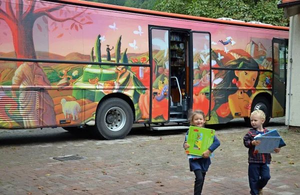 Živopisen bibliobus je magnet za otroke. 