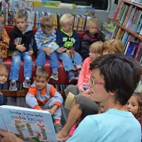 Bibliotekarka informatorka Urška Magajne v Čepovanu na avtobusu tudi bere  pravljice 
najmlajšim iz vrtca.  
