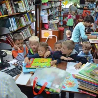 Radovedne otroške oči odkrivajo svet knjig. 