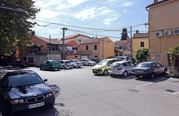 Na Destradijevem trgu za Ljudsko univerzo v Kopru  je mogoče parkirati zgolj z dovolilnico, 
vendar tega režima marsikdo ne upošteva.