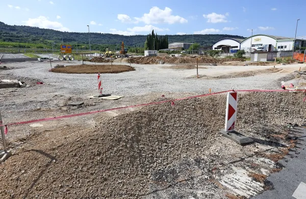 Gradbenih del za dokončanje krožišča in 175-metrske navezave nanj je le  še za en mesec, pa vendar  ni znano, kdaj bo 
občina lahko nadaljevala z gradnjo. 