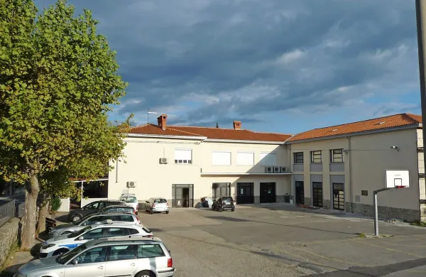 Nova streha in  pročelje zadružnega doma