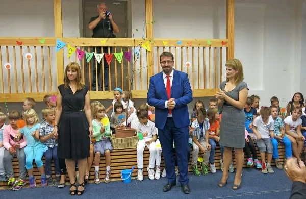 Šolo so odprli ravnateljica Mirjam Kalin, župan Tadej 
Beočanin in predsednica KS Skrilje Brigita Habjan Štolfa. 