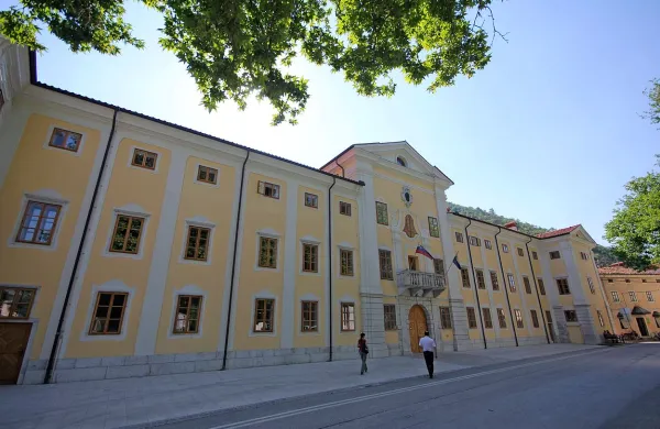 Občina Vipava je danes dobila uporabno dovoljenje za 
obnovljen drugi in tretji del dvorca Lanthieri.
