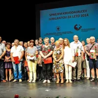 Pred fotografski objektiv so se postavili vsi prejemniki 
priznanj Rdečega križa Koper.