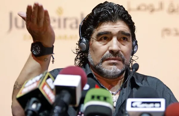 Nekdanji argentinski nogometni zvezdnik Diego Maradona je 
znova kritiziral vodilna moža Evropske in Mednarodne nogometne zveze Michela Platinija in Seppa Blatterja. 