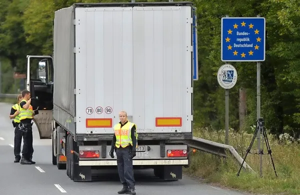 Nemčija se je sprva osredotočila predvsem na mejo z 
Avstrijo, od koder je preko Madžarske, Srbije, Makedonije in 
Grčije dotekal glavni tok beguncev. Zdaj širi nadzor tudi na 
meje z drugimi sosedami.