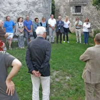 Nominiranci in obiskovalci so se  popoldne pred nekdanjo Rožančevo domačijo v Volčjem 
Gradu  poklonili velikemu pisatelju in esejistu. Na spominsko ploščo so položili venec.  