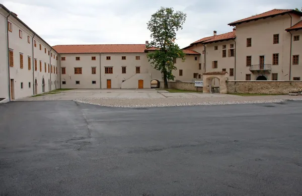 Župan bo na lastno pest univerzi oddal gospodarski del 
dvorca s  tlakovanim delom dvorišča, asfaltirani del pa bo 
ostal občini. 