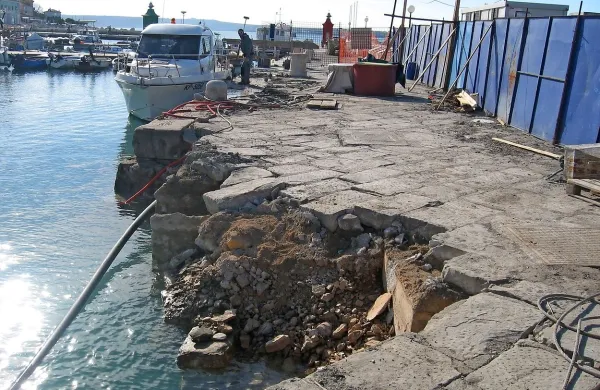 Dober mesec po začetku obnove piranskega ribiškega 
pristanišča se je decembra 2010 obalni zid porušil. Zdaj 
okoliščine tega dogodka proučujejo na sodišču.