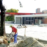 Gradbinci že urejajo tudi zunanjost urgentnega centra, kamor 
bodo internistično in kirurško urgenco v sedanjem obsegu 
selili novembra. 