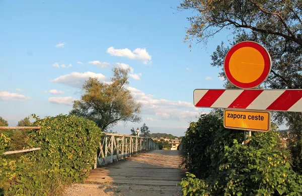 Zapora mostu povzroča hude preglavice  kmetom, ki so odrezani od svojih njiv. Občina 
obljublja obnovo, obenem pa pripravlja  projekte za urejanje poti ob železnici. 
