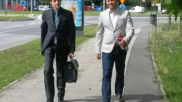 Gregor Veselko (desno) in njegov odvetnik Sergej Šustar.