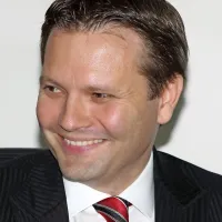 Gregor Veselko: “Višje sodišče  v sodbi ugotavlja, da 
je sklep o moji razrešitvi ničen. Zato je tudi  
spremenilo sodbo, saj ni mogoče razveljaviti 
sklepa NS, ki zaradi ugotovljene ničnosti praktično 
ne obstaja. Bil sem torej razrešen s sklepom, za 
katerega je sodišče razsodilo, da ga ni.” 