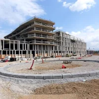Krožišče pred hotelom bodo dokončali do konca meseca. 