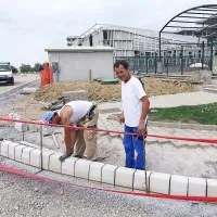 Delavci te dni urejajo in gradijo povezovalne poti ob večnamenskem objektu na Bonifiki.