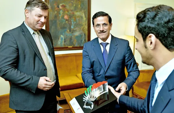 Gospodarski minister Združenih arabskih emiratov (ZAE) 
Sultan Bin Said Al Mansuri se je danes v Ljubljani zavzel za 
iskanje rešitve za konec vojne v Siriji, da bi tako reševali tudi 
vprašanje sirskih beguncev.