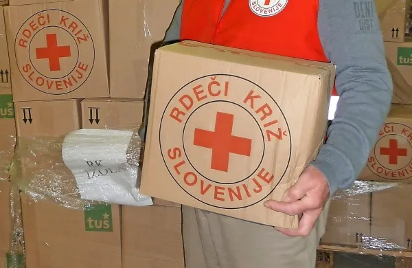 V dobrodelni organizaciji pozivajo javnost, naj po svojih 
močeh prispeva hrano ali higienske pripomočke, na račun 
RKS pa lahko nakažejo tudi prostovoljne prispevke v ta 
namen.