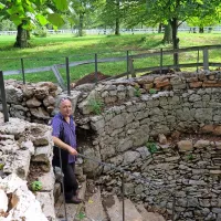 Ena od do zdaj spečih zgodb je tudi ledenica. “Struktura 
kamna kaže, da so ledenico postopoma dograjevali,” pojasni 
Matej Mljač.

