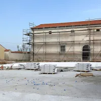Prej parkirišče, zdaj nastaja trg, ki bo povezoval srce kobilarne z grajskimi vrtovi. “Trg še nima imena. Sam menim, da 
bi bilo prav, če  bi se imenoval po Avgustu Černigoju,” 
predlaga arhitekt.

