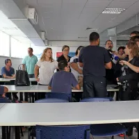Tujci so bili v postojnskem Centru za tujce včeraj pripravljeni 
govoriti le pod pogojem, da jih novinarji ne fotografirajo ali 
snemajo. Murtada stoji v modri majici med pogovorom z 
novinarji.