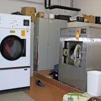 Center za tujce je opremljen z vsem, kar je potrebno za 
dostojno bivanje - med drugim s pralnico ...