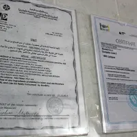 V jedilnici je na vidnem mestu obešen certifikat, da strežejo 
halal hrano, se pravi hrano, pridobljeno in pripravljeno v 
skladu z islamskimi verskimi standardi.