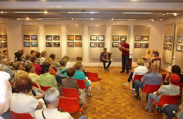 Za uvod v študijsko leto so se članice in člani  društva zbrali med razstavljenimi fotografijami, 
plodom ene od dejavnosti UNITRI.  