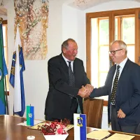 Podpis aneksa sta Princes in Zavrtanik zapečatila z obveznim stiskom roke.