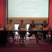Udeleženci m okrogle mize, ki je sledila predstavitvi petega 
leta delovanja Marelične hiše in Petke (z leve): Alenka Kobolt, 
Barbara Krnc, Sonja Rutar, Tatjana Frančeškin, Leonida 
Zalokar in Cvetko Kokalj.