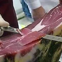 Istrski pršut je  brez kože in slanine. 