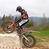 Trial motorji so pravi posebneži, saj nimajo sedeža. Voznik na 
motociklu vseskozi stoji in lovi ravnotežje. 