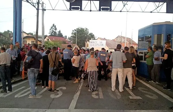 Proti večeru se je na mejnem prehodu Rigonce med obmejnima točkama na slovenski in hrvaški strani znašlo več 
sto beguncev. 