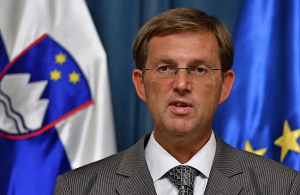 Predsednik vlade Miro Cerar obžaluje, da je Hrvaška zelo 
hitro zadeve okoli begunske krize izpustila izpod svojega 
nadzora. 