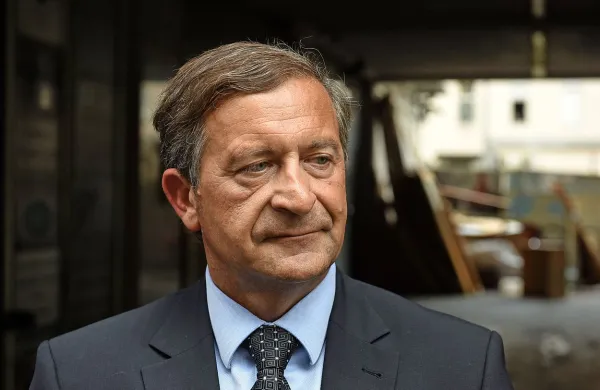 Zunanji minister Karl Erjavec je ob prihodu na zasedanje 
Sveta za nacionalno varnost pojasnil, da so na pogovor 
danes poklicali veleposlanico Hrvaške Vesno Terzić in jo 
opozorili, da pri reševanju položaja z begunci pričakujejo 
korektno sodelovanje med državama, zlasti policijama.