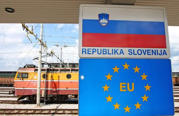 Avstrijska notranja ministrica Johanna Mikl-Leitner je poudarika, da  se na zunanjih meja schengenskega območja 
odloča, ali bodo v Evropi veljale urejene razmere ali ne.