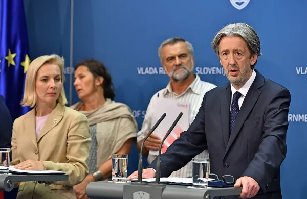 Ministrstvo za notranje zadeve je že aktiviralo pomožno 
policijo, prav tako se že črpa blagovne rezerve, je na 
novinarski konferenci povedal državni sekretar na ministrstvu 
za notranje zadeve Boštjan Šefic.