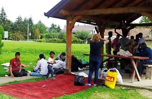 Koordinacija nevladnih in humanitarnih organizacij je v sporočilu za javnost pozvala vlado, naj začasno suspendira 
izvajanje pravil evropske migracijske in azilne zakonodaje, 
vključno z Dublinsko uredbo in sporazumi o vračanju, in 
nemudoma vzpostavi koridor.