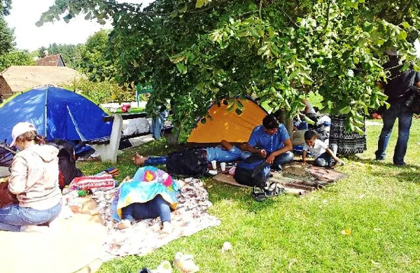 Novinarka in fotograf Primorskih novic Vesna Humar in Jure 
Batagelj sta danes na poti po Sloveniji in Hrvaški, da bi ujela 
zgodbe beguncev, ki si utirajo pot proti zahodu in severu 
Evrope. Najprej sta se ustavila v Postojni, v Centru za tujce, 
kjer pa sta ostala pred zaprtimi vrati. Nato sta se odpravila v 
Brežice, kjer nastaja prvi pravi slovenski sprejemni center za 
val beguncev, ki prihajajo predvsem iz Sirije. 